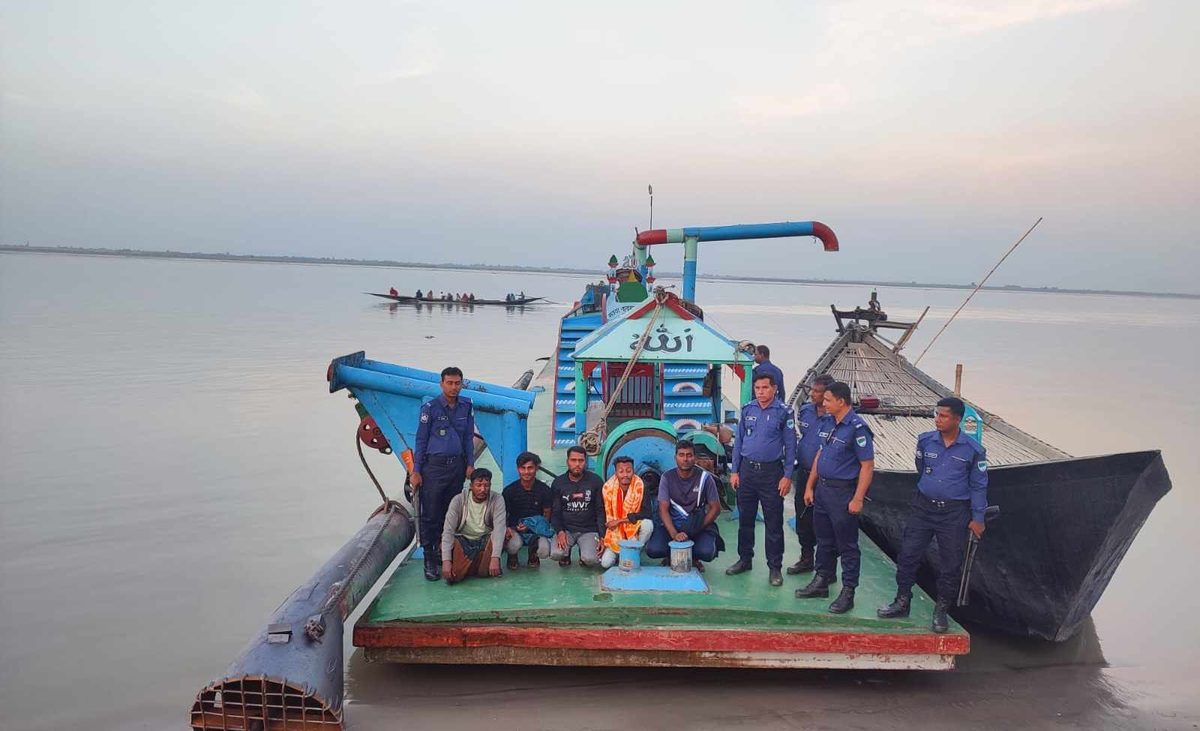 পদ্মা নদী থেকে বালু উত্তোলনের দায়ে এক লাখ জরিমানা