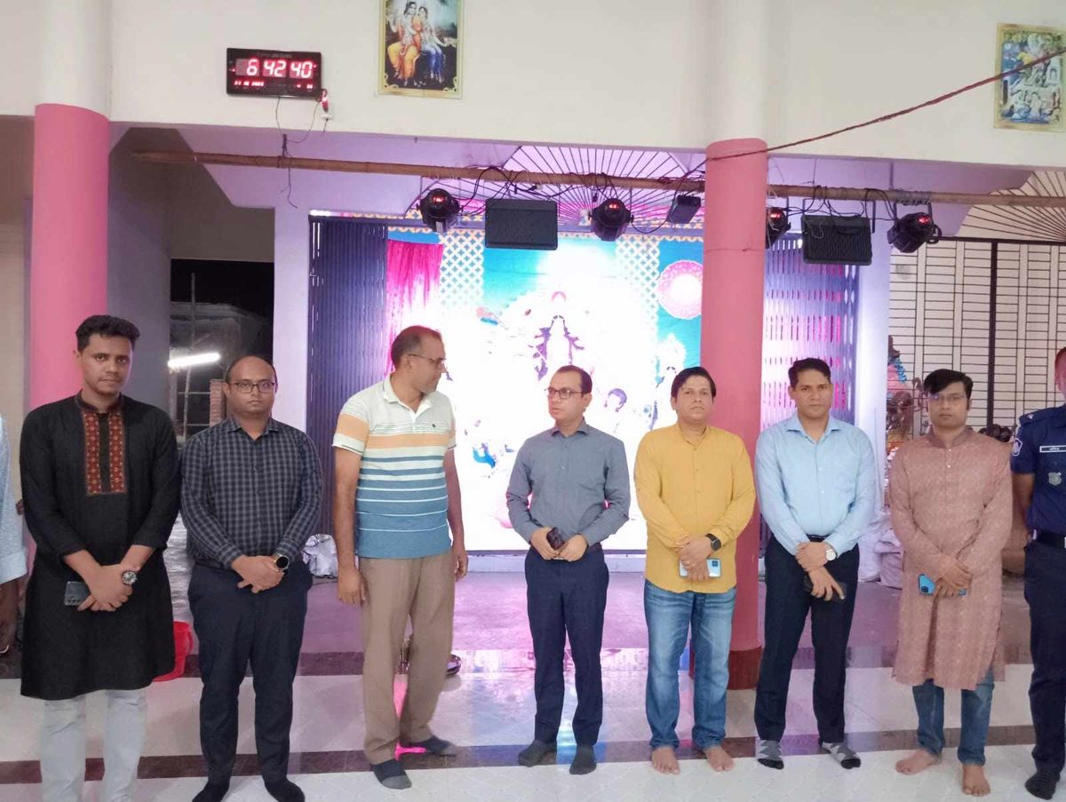 মেলান্দহে পূজা মন্ডপ পরিদর্শনে ডিসি