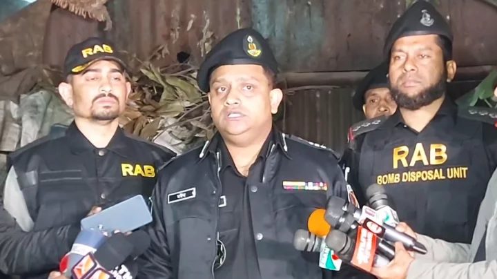 জুরাইন বস্তিতে র‍্যাবের অভিযানে ককটেল–পেট্রলবোমা উদ্ধার, গ্রেপ্তার ৩