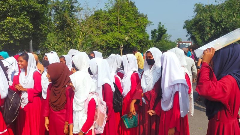 ক্লাসে বিশ্বনবীকে (সা.) নিয়ে কটূক্তি, শিক্ষার্থীদের প্রতিবাদ মিছিল