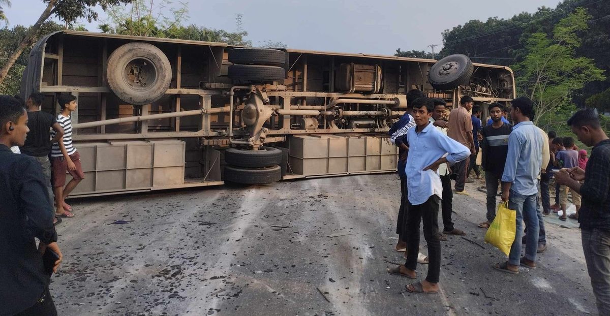 কুষ্টিয়ায় মহাসড়কে উল্টে গেল বাস, আহত ২৬