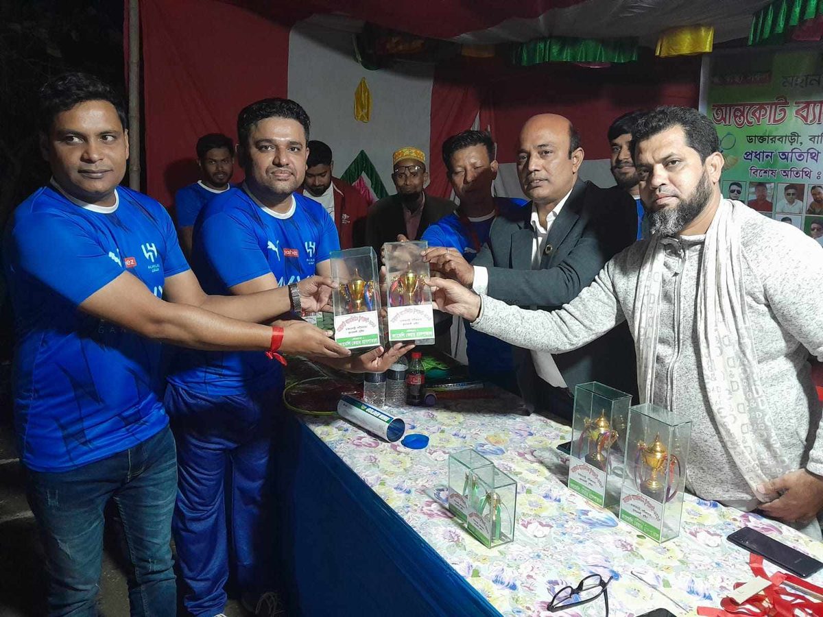 বিজয় দিবস উপলক্ষে কুমারখালীতে আন্তকোট ব্যাডমিন্টন টুর্নামেন্ট অনুষ্ঠিত