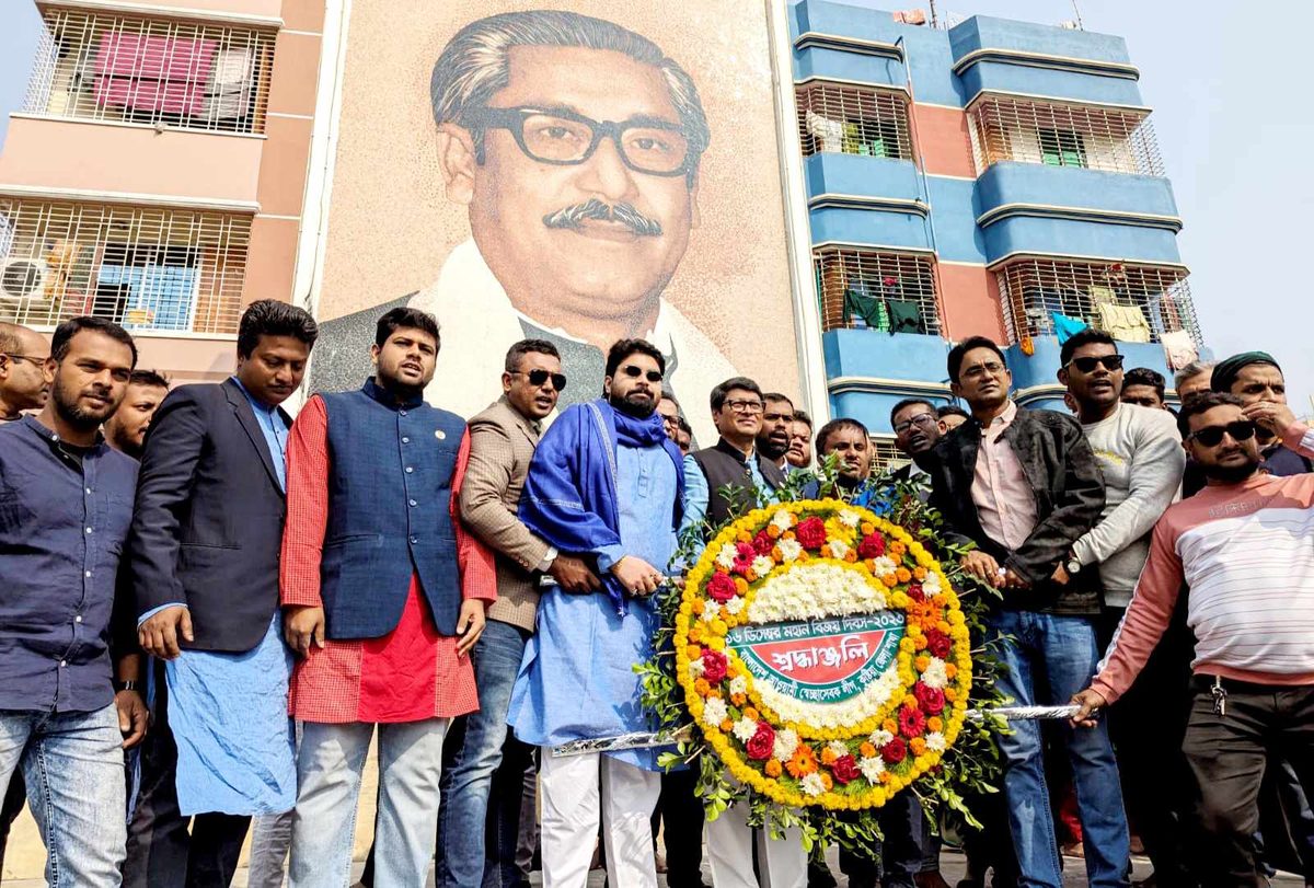 বিজয় দিবসে বঙ্গবন্ধু'র স্মৃতিস্তম্ভে কুষ্টিয়া জেলা স্বেচ্ছাসেবক লীগের শ্রদ্ধা