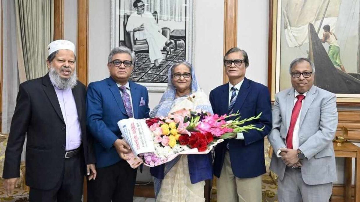 প্রধানমন্ত্রীকে ঢাবির ভিসি-প্রো ভিসির ফুলেল শুভেচ্ছা