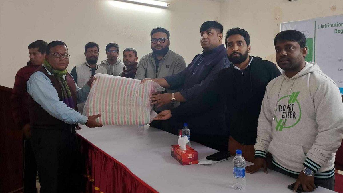 বেরোবিতে শীতবস্ত্র বিতরণ