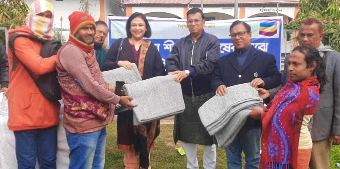জামালপুরে শীতবস্ত্র পেয়ে খুশি তৃতীয় লিঙ্গের ওরা ২৫০ জন