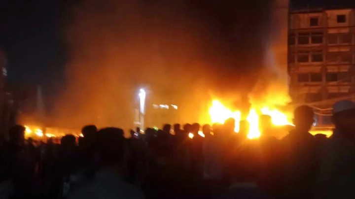 গাজীপুরে গাড়িতে আগুন, সড়ক অবরোধ