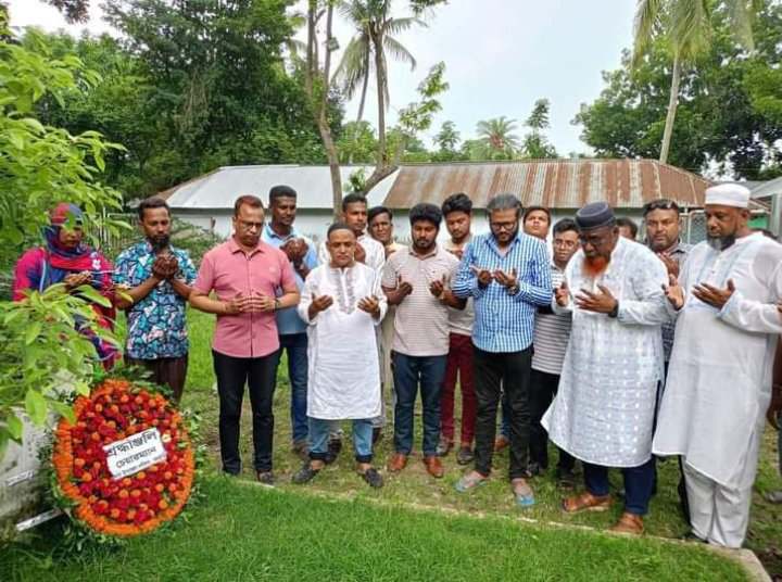বগুড়া জেলা আ.লীগের সভাপতির কবরে উপজেলা চেয়ারম্যানের পুষ্পমাল্য অর্পণ