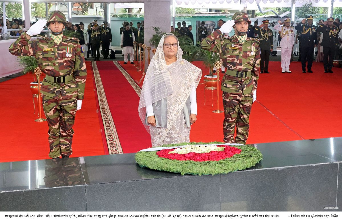 বঙ্গবন্ধুর প্রতিকৃতিতে প্রধানমন্ত্রীর শ্রদ্ধা
