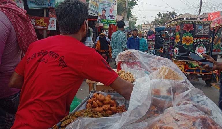 অস্বাস্থ্যকর পরিবেশে ইফতার বিক্রি,ভ্রাম্যমাণ আদালতের জরিমানা
