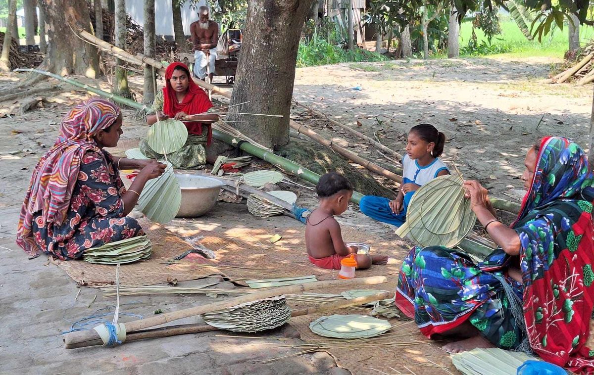 তীব্র গরমে কদর বেড়েছে হাতপাখার