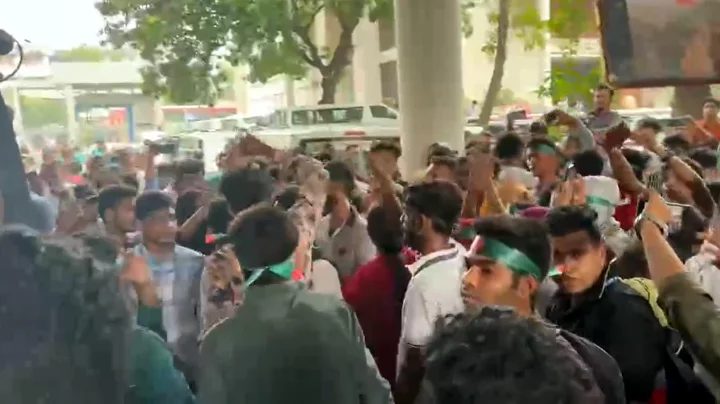 সচিবালয়ে ঢুকে পড়া শিক্ষার্থীদের লাঠিপেটা,৫৩ শিক্ষার্থী আটক