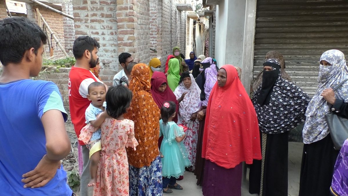 প্রশাসনের নির্দেশে চিকিৎসা সেবা বন্ধ,কবিরাজের বাড়িতে রোগীদের ভিড়
