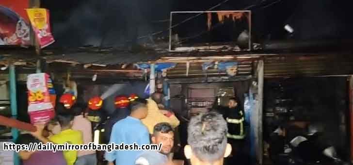 মধ্যরাতে রংপুরের মার্কেটে ভয়াবহ আগুন