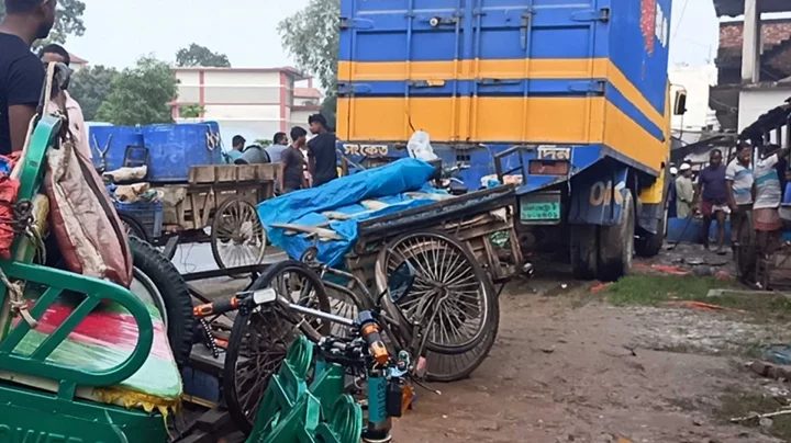 দাঁড়িয়ে থাকা ভ্যানে ট্রাকের ধাক্কা, নিহত ২