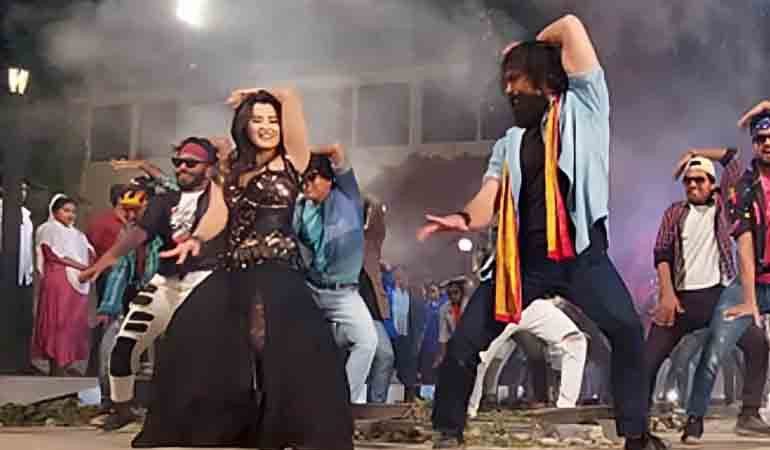 ওড়াধুড়া নেচে অস্থির বুবলী