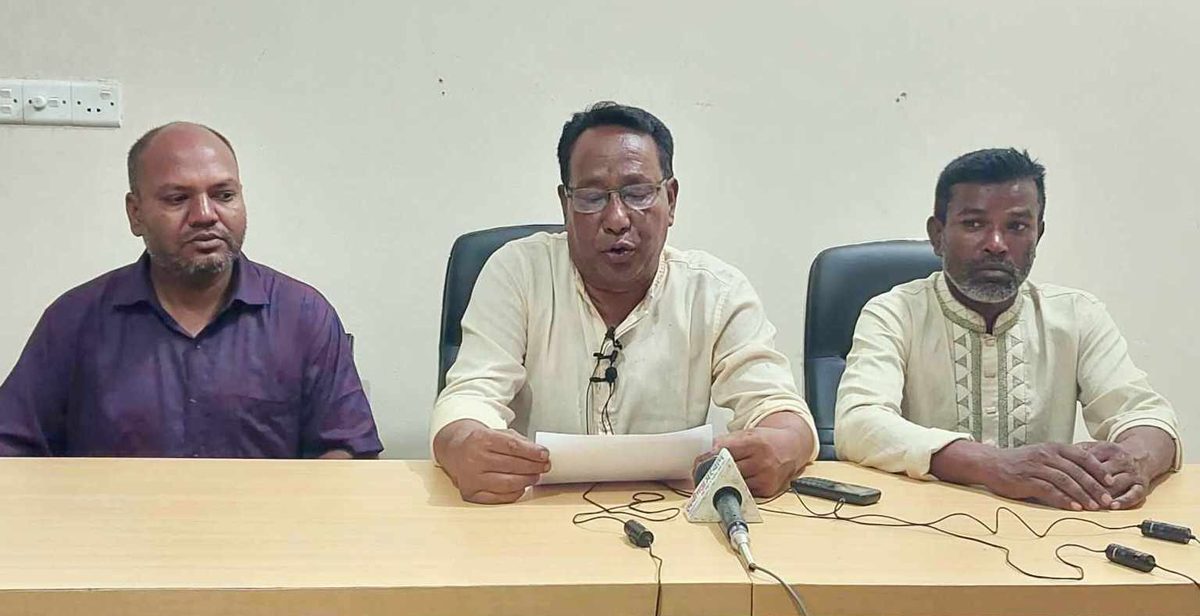 নারী ইউপি সদস্যের সাথে পরকীয়া প্রেম,সেই চেয়ারম্যানের সংবাদ সম্মেলন