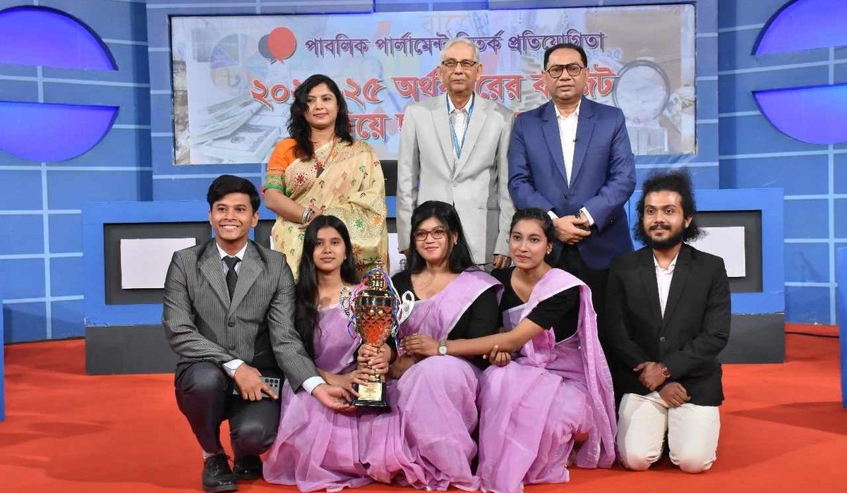 বাজেট ছায়া সংসদ বিতর্কে চ্যাম্পিয়ন জগন্নাথ বিশ্ববিদ্যালয়