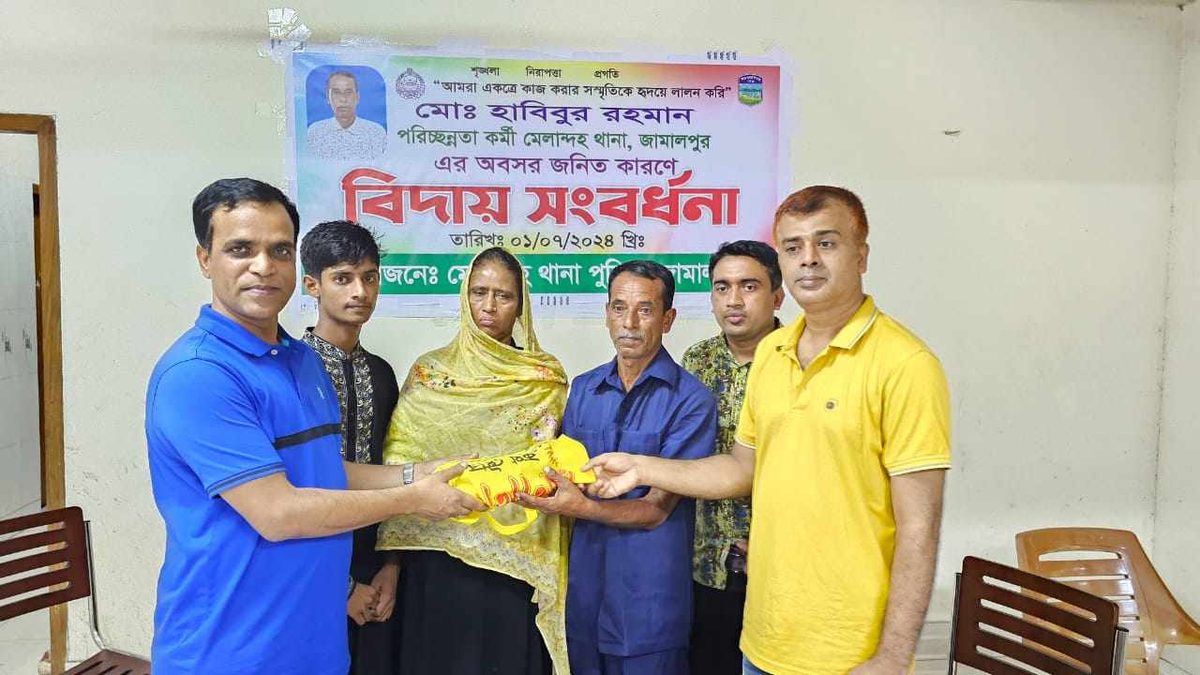 ব্যতিক্রমী আয়োজনে পরিচ্ছন্নতাকর্মীকে বিদায় দিল মেলান্দহ পুলিশ