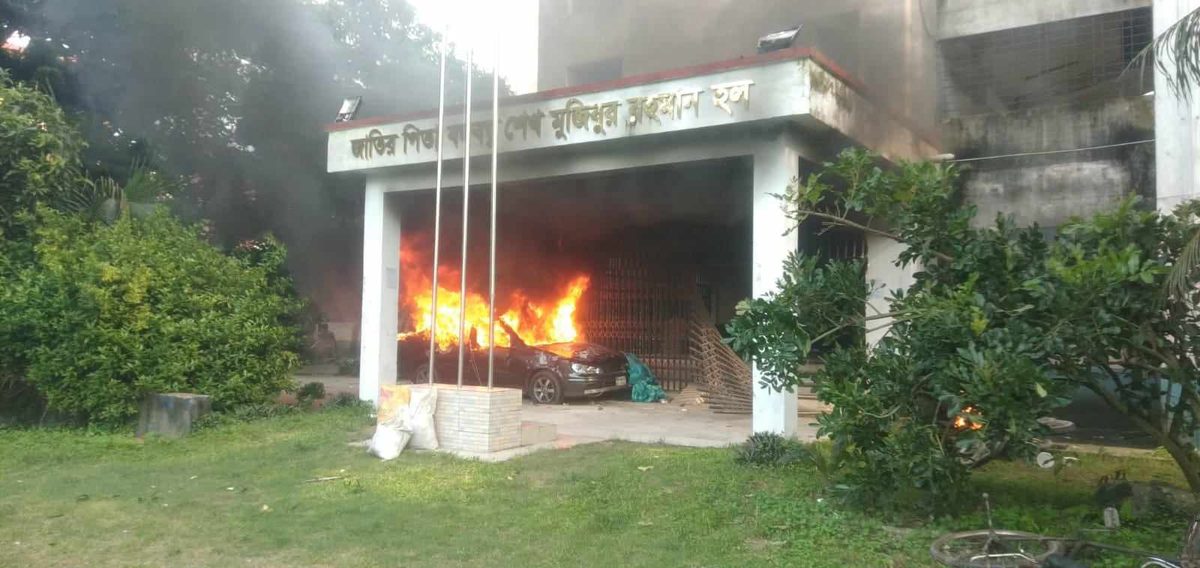 বেরোবি ছাত্রলীগ সভাপতির গাড়ি পুড়িয়ে দিলো বিক্ষুব্ধ শিক্ষার্থী