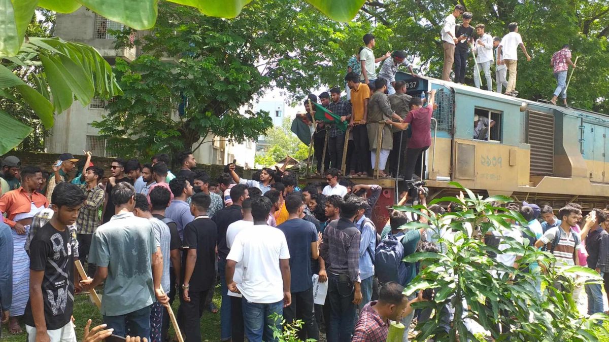 জামালপুরে ট্রেন অবরোধ, ছাত্রলীগের সাথে ধাওয়া পাল্টা-ধাওয়া