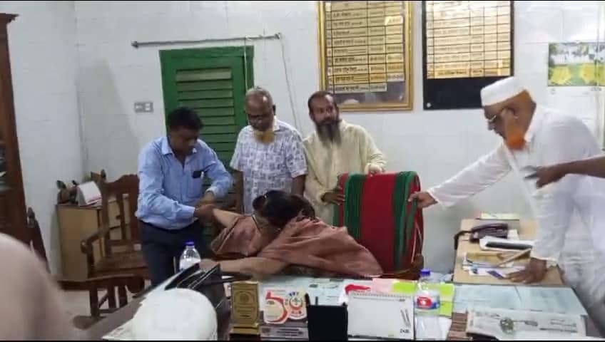 অধ্যক্ষের চেয়ারে বরখাস্ত হওয়া উপাধ্যক্ষ, টেনে নামালেন শিক্ষকরা
