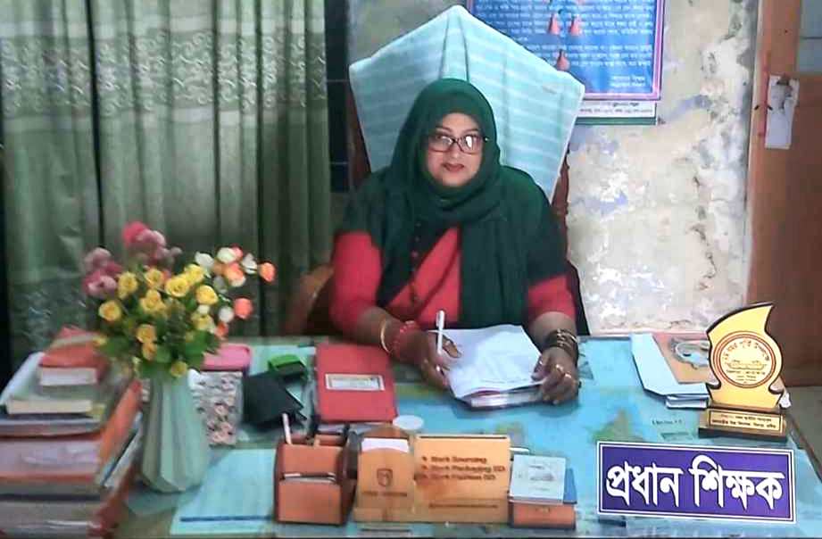 প্রধান শিক্ষকের প্রচেষ্টায় বদলে গেছে বিদ্যালয়