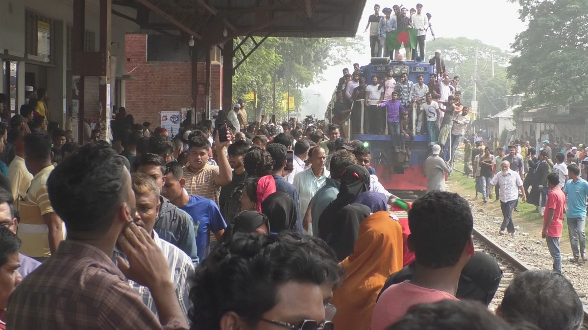 কুমারখালীতে সুন্দরবন-বেনাপোল এক্সপ্রেস ট্রেনের স্টপেজের দাবীতে মানববন্ধন