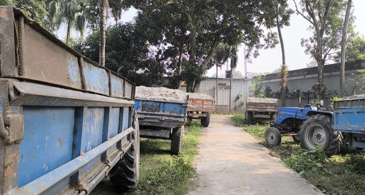 অবৈধভাবে বালু উত্তোলন, ৭ মাহিন্দ্র গাড়ী আটক করে থানায় দিল শিক্ষার্থীরা