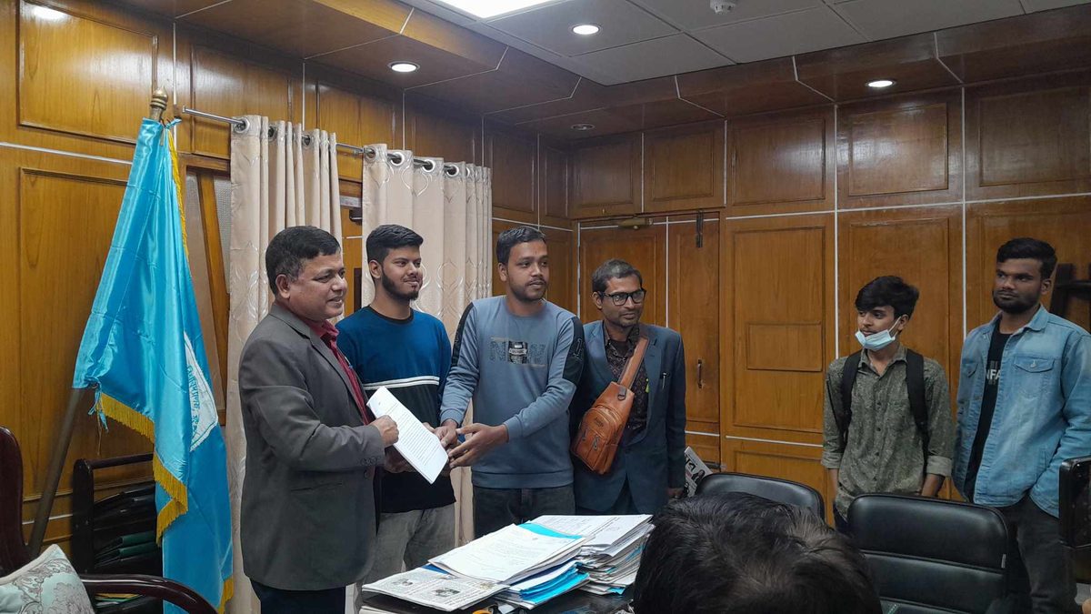 বেরোবি শিক্ষক রব্বানীকে আইনের আওতায় নিয়ে আসতে উপাচার্যকে স্মারকলিপি