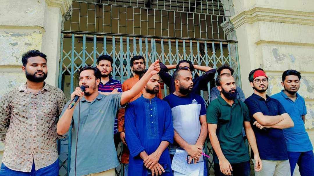 তিন দফা দাবিতে এবার প্রশাসনিক ভবন তালা দিল জবি শিক্ষার্থীরা