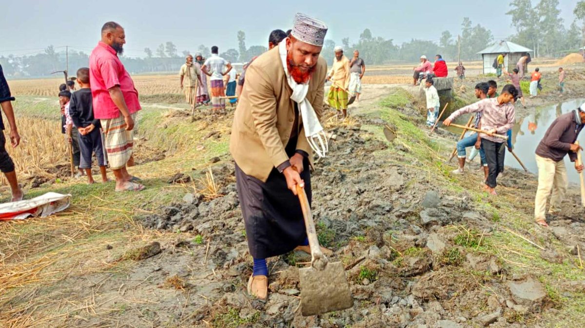 দেবীগঞ্জে রাস্তা সংস্কার করলেন জামায়েত নেতা