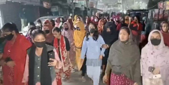 গভীর রাতে মেসে ছাত্রীদের বিক্ষোভ, মালিকের দুই ছেলেকে পুলিশে সোপর্দ