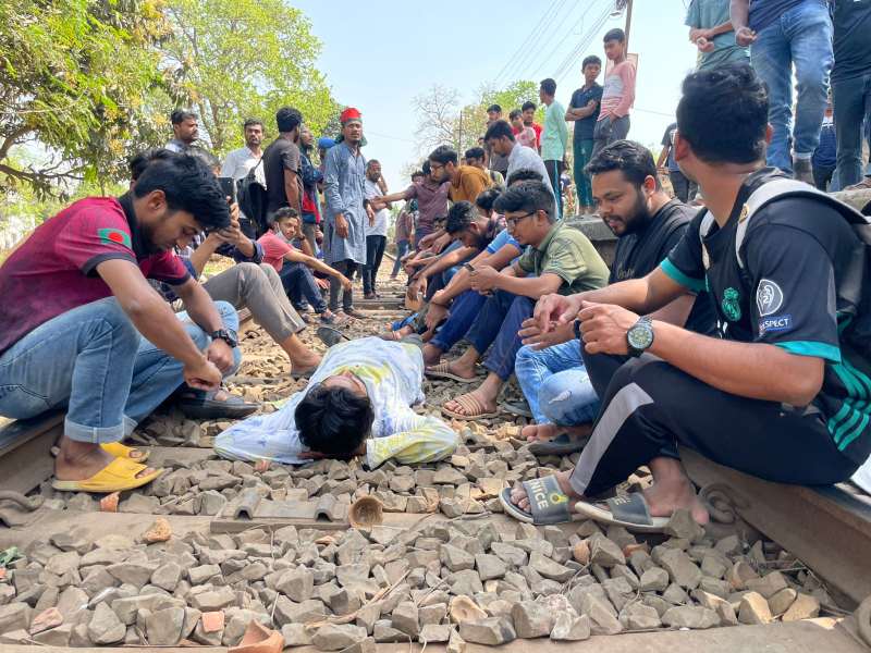 রাজশাহীতে রাবি শিক্ষার্থীদের রেলপথ অবরোধ