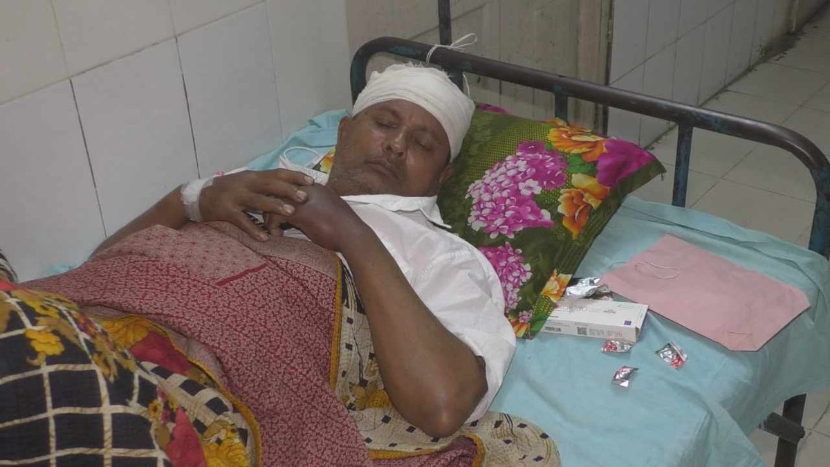 জমি সংক্রান্ত বিরোধে অফিস সহায়ককে পিটিয়ে আহত