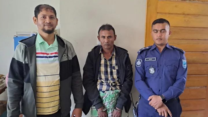 মাদকাসক্ত ছেলেকে পুলিশে দিলেন মা