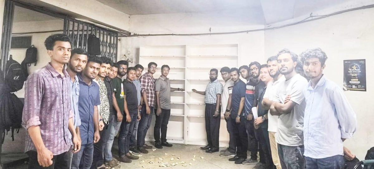 জবি সেন্ট্রাল লাইব্রেরিতে ছাত্রদলের বুকশেলফ প্রদান