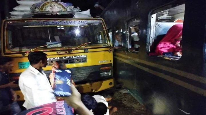 ট্রাক–ট্রেন সংঘর্ষ, ঢাকা-ময়মনসিংহ ট্রেন চলাচল বন্ধ