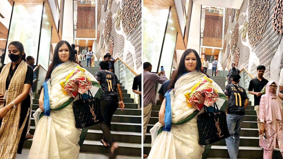 আড়ংয়ে ফ্রি ব্যাগ না পেয়ে ক্ষুব্ধ রুমিন ফারহানা, হাতে কাপড় নিয়ে শো-রুম ত্যাগ