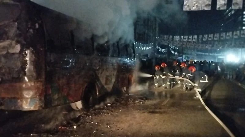 সন্ধ্যায় বাস-প্রাইভেটকার ও স্কুলে আগুন