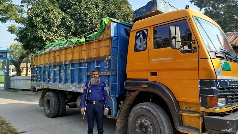 ৫'শ বস্তা টিএসপি সারসহ ট্রাক জব্দ, আটক ২