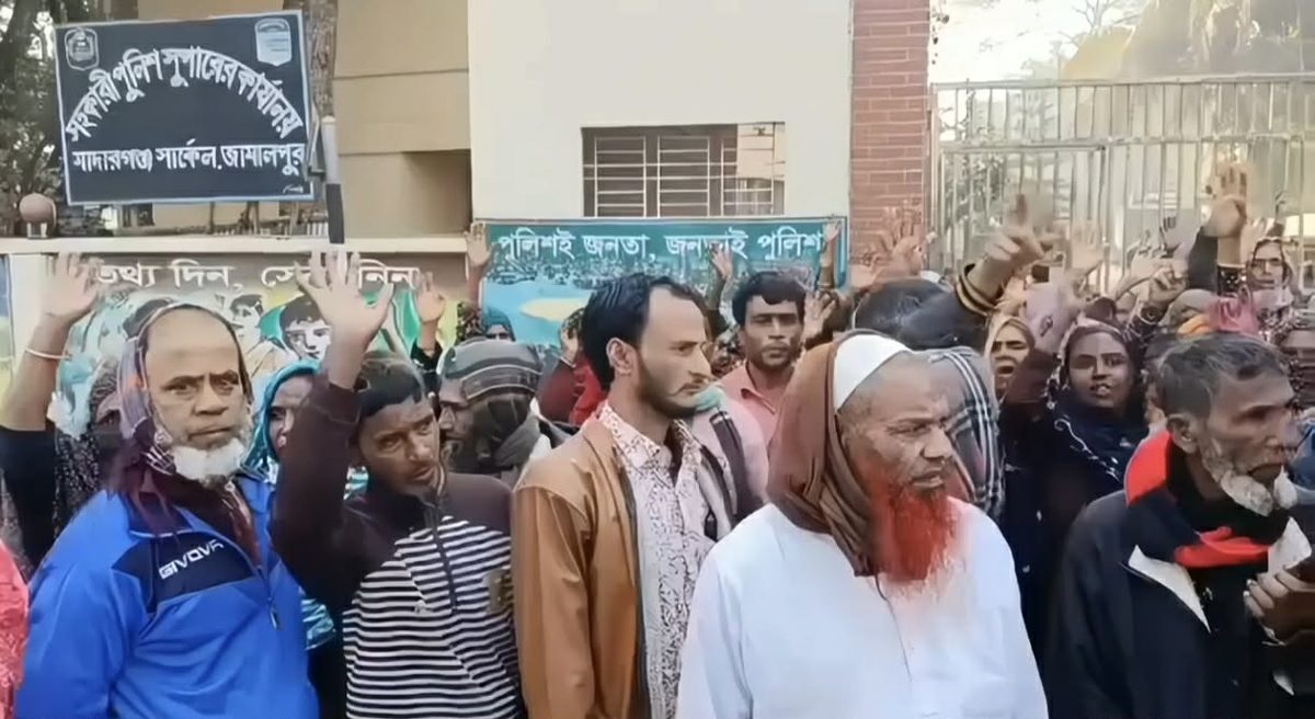 আ.লীগ নেতাকে ছাড়াতে থানার সামনে এলাকাবাসীর অবস্থান