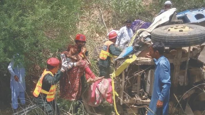 ট্রাক উল্টে খাদে পড়ে একই পরিবারের ১৪ জন নিহত