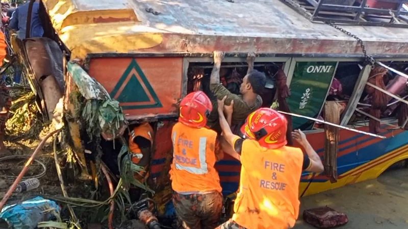 বাস-ট্রাক সংঘর্ষে ভারতীয় দুই নাগরিকসহ আহত ৯
