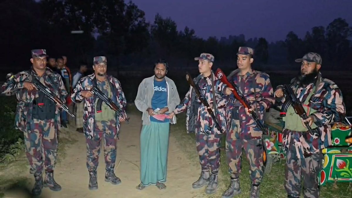 সীমান্তে বিজিবির অভিযানে ভারতীয় রুপিসহ আটক ১