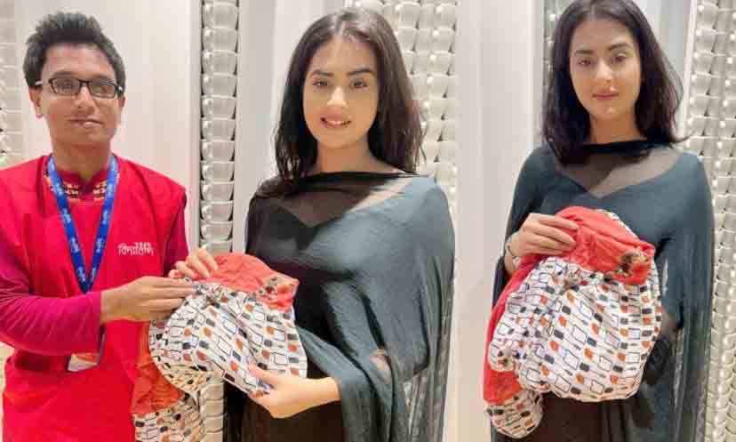 বঙ্গবাজারের পোড়া কাপড় কিনলেন বুবলী