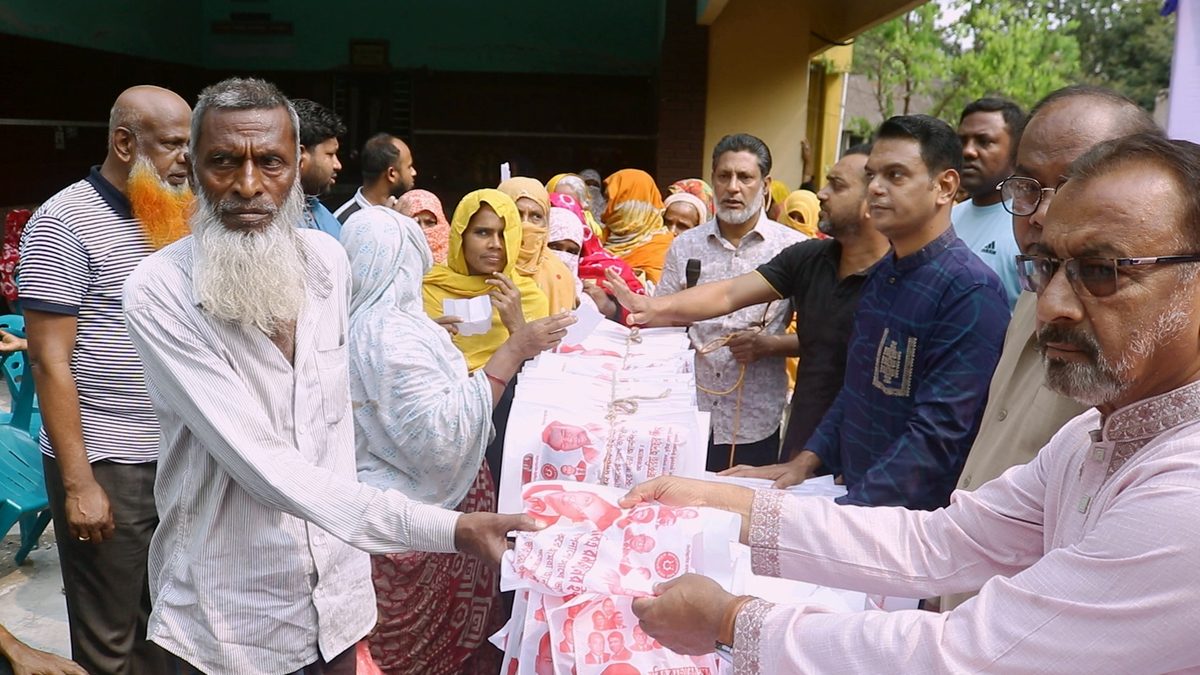 কুমারখালীতে ঈদ উপহার সামগ্রী বিতরন