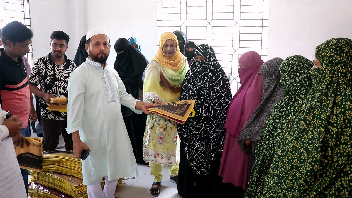 কুমারখালীতে বয়স্ক শিক্ষার্থী ও দুস্থদের মাঝে ঈদ পোশাক বিতরণ