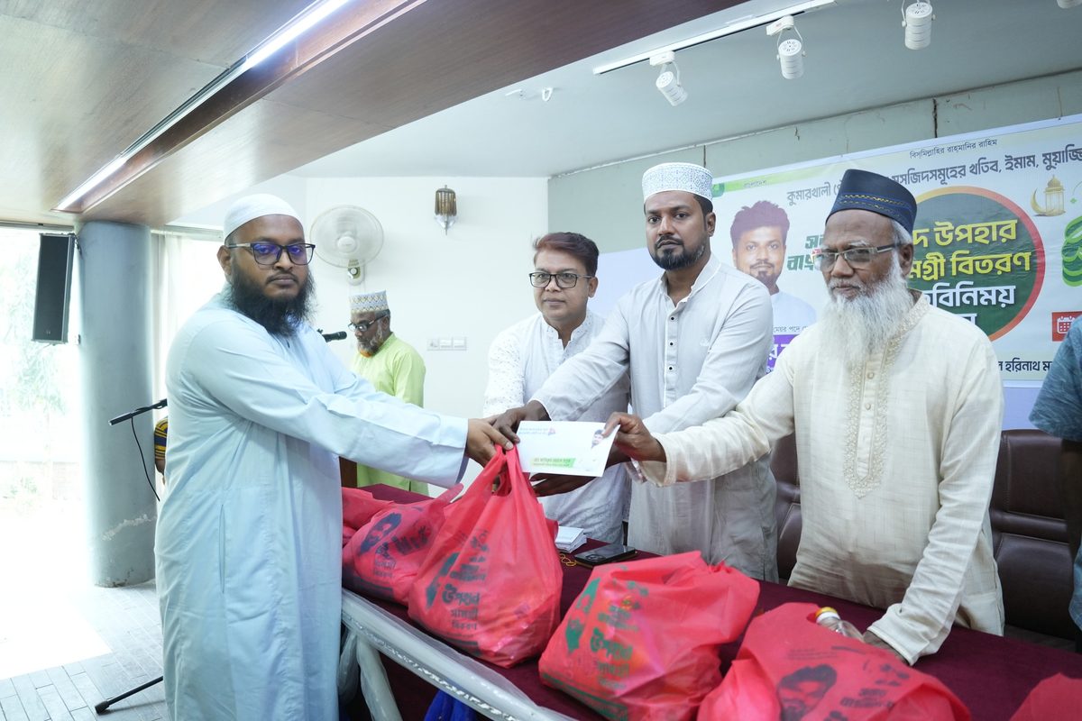 কুমারখালীতে খতীব, ইমাম-মুয়াজ্জিন, খাদেম পেলেন ঈদ উপহার