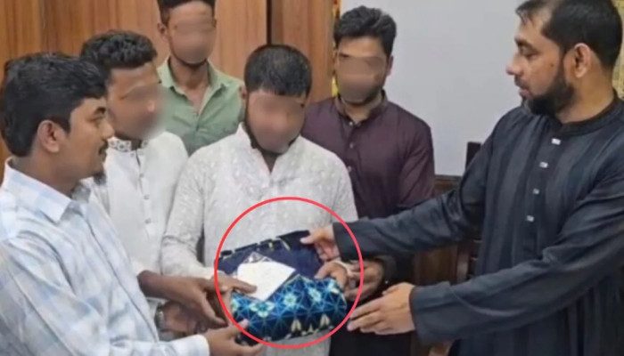 মাদক ছেড়ে থানায় আত্মসমর্পণ: তিন যুবক পেলেন টুপি-তসবিহ-জায়নামাজ